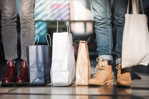 Pessoas com sacos sustentáveis no shopping . — Fotografia de Stock