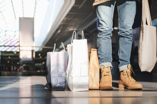 Um comprador ocupado, conceito de consumismo e desperdício de dinheiro . — Fotografia de Stock