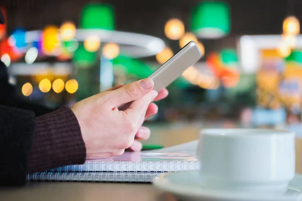 Las manos humanas sostienen una tableta o libro electrónico en un lugar público, vista de cerca . — Foto de Stock