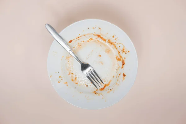 Un plato con restos de salsa de tomate en ella, vista superior . — Foto de Stock