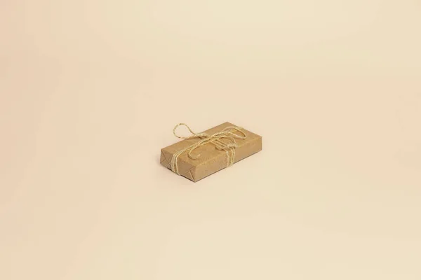 Ένα δώρο σε χάρτινο κουτί, αντίγραφο χώρου — Φωτογραφία Αρχείου