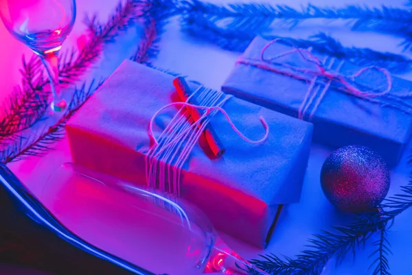 クリスマスはネオンで持続可能なパッケージに提示します 新年会のコンセプト ピンクと青の背景のギフト ドリンク グラス — ストック写真