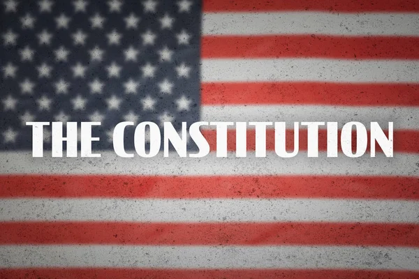 Слово "Конституция" на размытом американском флаге — стоковое фото