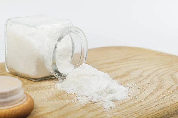 Salt on cutting board, close-up view. — Stock Photo, Image