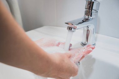Lavaboda suyla ellerini yıkamak. Temizlik elleri, kişisel temizlik konsepti.