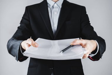 Evrakları dağıtan kişi ya da imza ya da anlaşma için büyük bir dava. Anlaşma yapmak, sözleşmeyi tamamlamak ya da iş konseptini vermek.