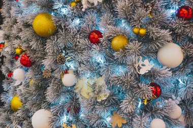 Güzel dekore edilmiş Noel ağacı, doldur. Kış tatili arka planı, parlak ve canlı renkler