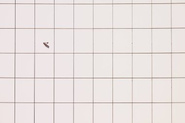 Geometrik desenli arka planda duvardaki güvenlik kamerası. Minimalist kentsel çevre güvenlik kamerası, izleme konsepti