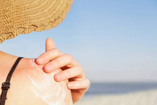 Aplicar Creme Bronzeado Praia Radiação Solar Proteger Conceito Mulher Usa — Fotografia de Stock