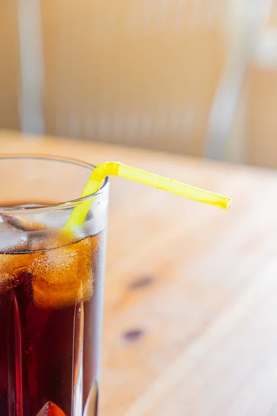 冰凉的饮料在一个玻璃 特写的视野 一杯冰镇在木桌上的冷饮 垂直射击 — 图库照片