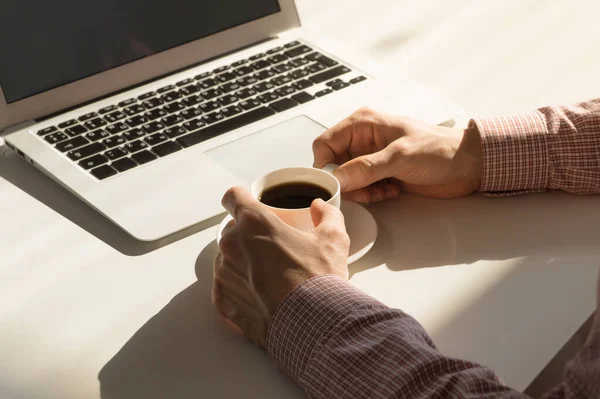 Pause Café Dans Bureau Lumineux Les Mains Masculines Tiennent Une — Photo