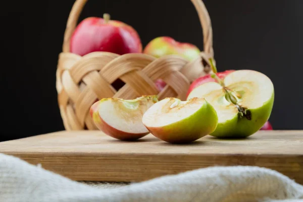 Close Ripe Juicy Apples Wooden Table Home Grown Organic Apples — Stock Photo, Image