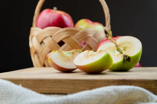 Gros Plan Pommes Juteuses Mûres Sur Une Table Bois Pommes — Photo