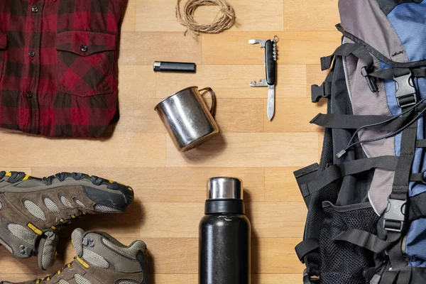 Voorbereiding Voor Een Wandeltocht Rugzakken Kleding Plat Leggen Bovenaanzicht Van — Stockfoto