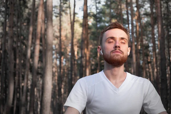 Joven Meditando Bosque Usando Tecnología Moderna Hombre Activo Sentado Madera — Foto de Stock