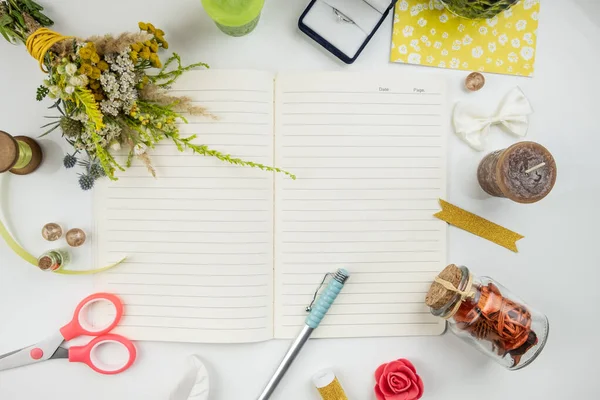 Diferentes Accesorios Con Ramo Flores Secas Mesa — Foto de Stock