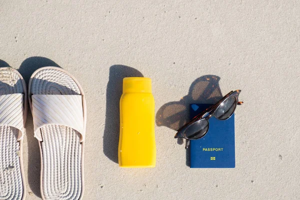 Odpočinek Pláži Pantofle Ochranný Krém Sluneční Brýle Čistém Písku Acessories — Stock fotografie