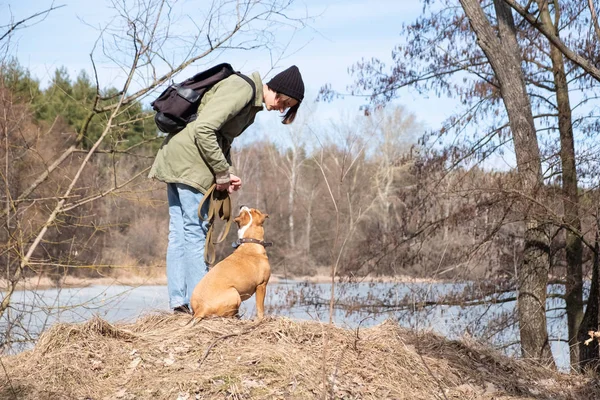 Och Undervisa Hund Det Vilda Kvinna Kommunicerar Med Hund Vid — Stockfoto