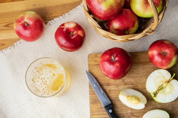 Vue Dessus Des Pommes Juteuses Mûres Verre Cidre Sur Une — Photo