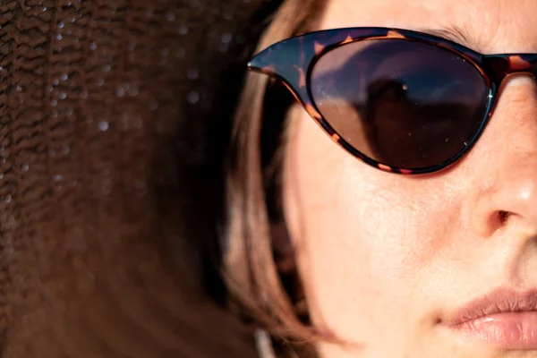 Wanita Muda Mengenakan Topi Musim Panas Dan Kacamata Hitam Potret — Stok Foto
