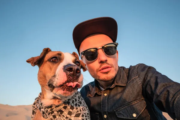 Concepto Autorretrato Estropeado Hombre Tratando Hacer Una Selfie Con Perro — Foto de Stock