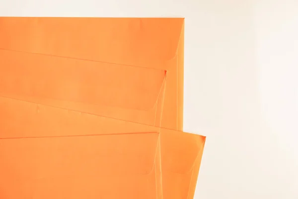 Orange Kuvert Vit Bakgrund Ovanifrån Abstrakt Bild Postpaket Begreppet Kommunikation — Stockfoto