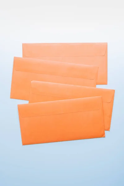 Envelopes Laranja Fundo Branco Vista Superior Imagem Abstrata Pacote Postal — Fotografia de Stock