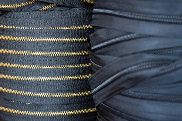 ジッパーの巨大なロール 衣服又は製造品のための黒及び金の金属製の家具のラップ — ストック写真