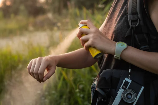 Mulher Usando Spray Mosquito Livre Viagem Caminhada Close Jovem Turista — Fotografia de Stock