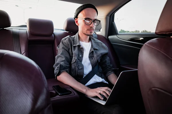 Joven Persona Negocios Que Utiliza Ordenador Portátil Asiento Trasero Coche —  Fotos de Stock