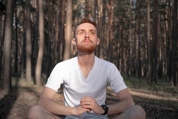 Joven Meditando Bosque Usando Tecnología Moderna Hombre Activo Sentado Madera — Foto de Stock