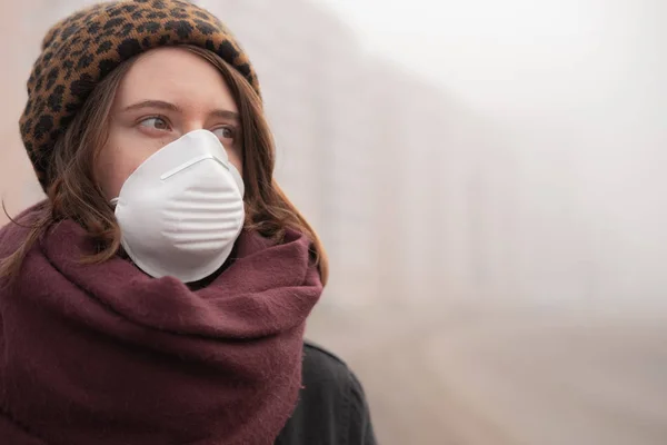 Woman Breathing Mask Smog Polluted City Industrial Smoke Town Commuter — 스톡 사진