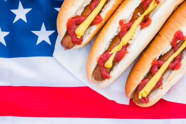 Tipik Amerikan fast food 'u: Sosisli ve Amerikan bayrağı. Klişeleşmiş Amerikan sokak yemeklerinin yakın görüntüsü