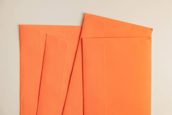 白い背景のオレンジの封筒 トップビュー 郵便物の要約画像 通信と郵送の概念 — ストック写真