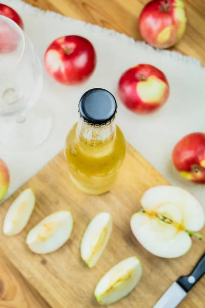 Top View Cidre Bottle Ripe Apples Rustic Wooden Table Glass — Stock Photo, Image