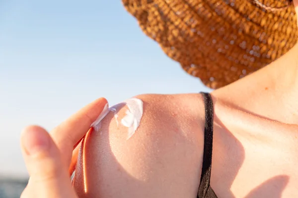 Aplicando Crema Bronceadora Playa Radiación Solar Protegen Concepto Mujer Utiliza —  Fotos de Stock