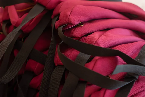 一堆手工制造的红色腰包 新制造的皮带袋存货 — 图库照片
