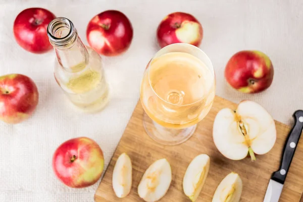 Pose Plate Avec Verre Cidre Sur Une Table Rustique Bois — Photo