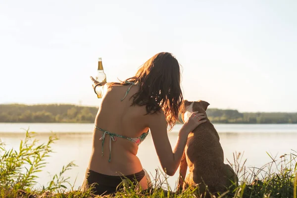 Beautiful Slim Woman Pet Dog Enjoying Beautiful Sight Lake Sunset — Stock Photo, Image