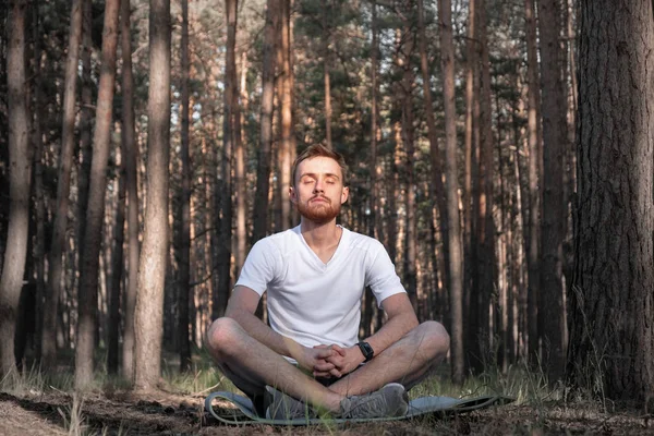 Joven Meditando Bosque Usando Tecnología Moderna Hombre Activo Sentado Madera — Foto de Stock