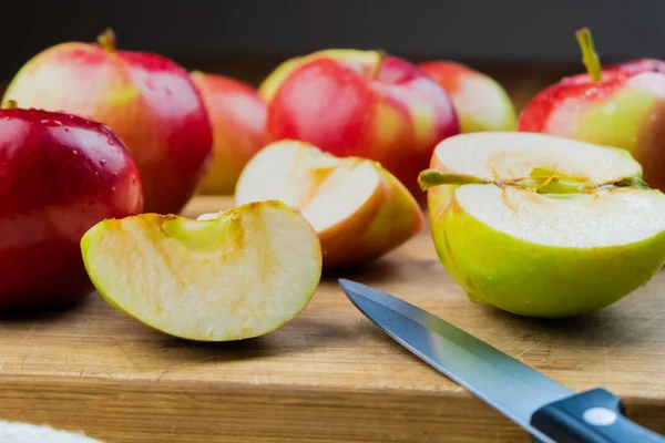 Primer Plano Manzanas Jugosas Maduras Sobre Una Mesa Madera Manzanas — Foto de Stock