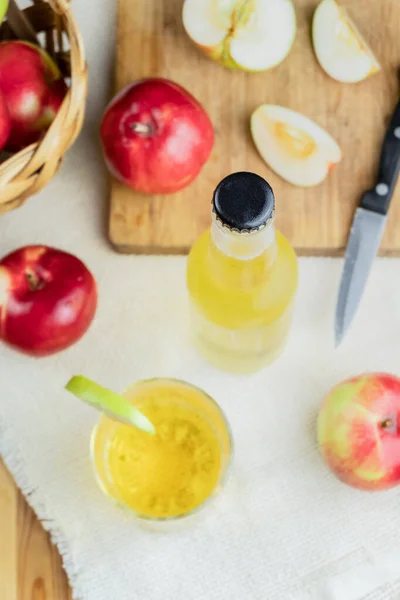 Draufsicht Cidre Flasche Auf Und Reife Äpfel Rustikalen Holztisch Glas — Stockfoto