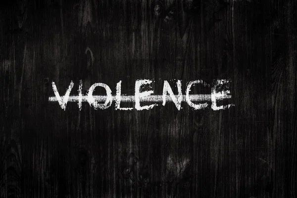 暴力一词在黑木背景上被删除了 处理侵权问题的概念 黑板上的 — 图库照片