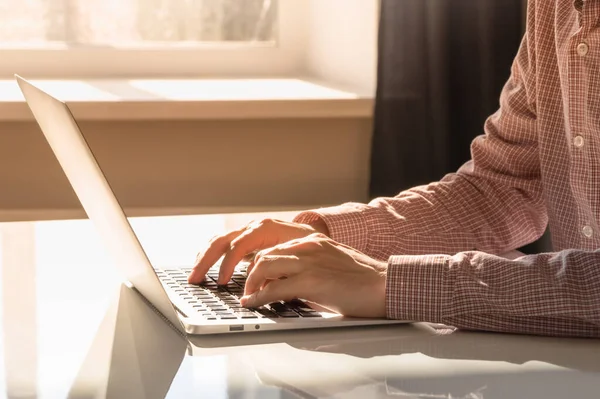 Trabajando Computadora Oficina Soleada Brillante Manos Masculinas Escribiendo Utilizando Ordenador —  Fotos de Stock