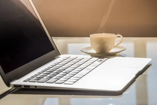 Coupe Chaud Café Chaud Matin Ordinateur Portable Tasse Expresso Blanche — Photo