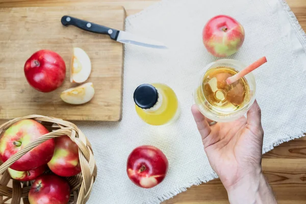 Top View Ripe Juicy Apples Glass Cidre Drink Rustic Wooden — Stock Photo, Image