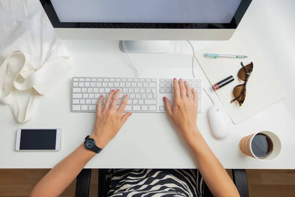 Draufsicht Auf Die Geschäftsfrau Minimalistischen Büro Wohnraumkonzept Büro Frau Mit — Stockfoto