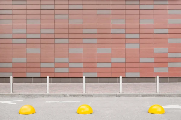 Foto Jalanan Simetris Dari Dinding Dengan Pola Persegi Panjang Minimalisme — Stok Foto
