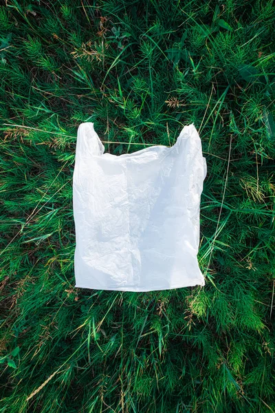 Műanyag Zacskó Zöld Fűben Természetszennyezés Koncepció Egy Darab Műanyag Szemét — Stock Fotó