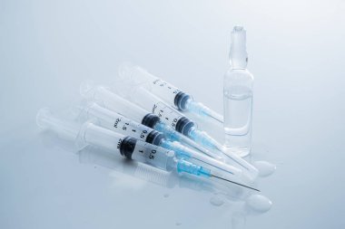 Temiz tıbbi geçmişi olan şırıngalar. Enjeksiyon ilacı, ilaç, aşı ya da damar içi iğne kavramı 